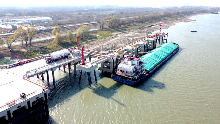 1.芜湖长江LNG加注站首船加注现场