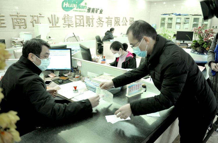 8.在财务公司结算大厅内,工作人员为客户提供结算业务服务