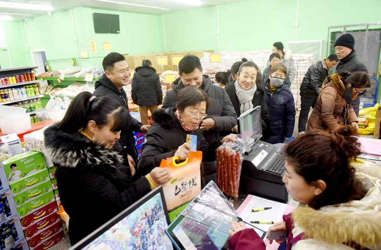 10.集团公司职工在健康产业集团农品保供店内领取保供产品