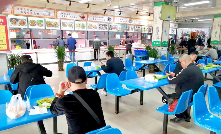 1.潘二矿职工食堂一角