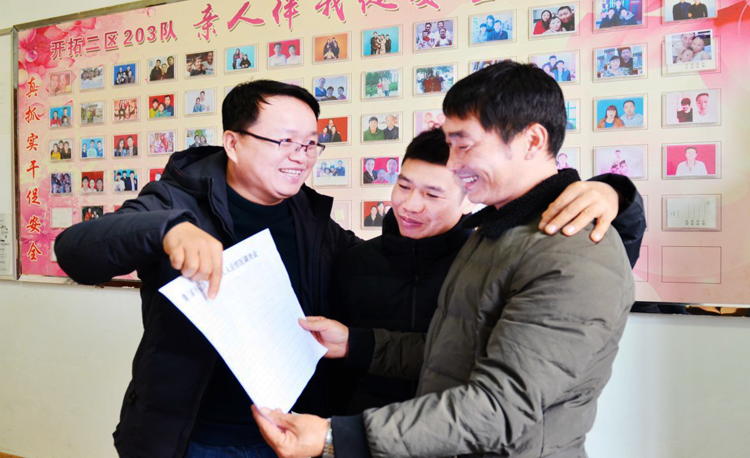 11.潘三矿劳务派遣工正在核对选招信息