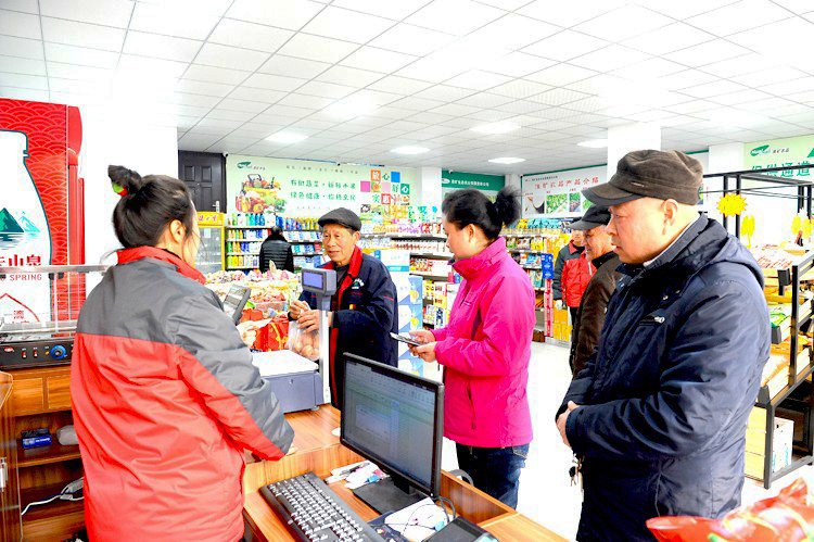 14.职工们在淮矿农品店领取保供品