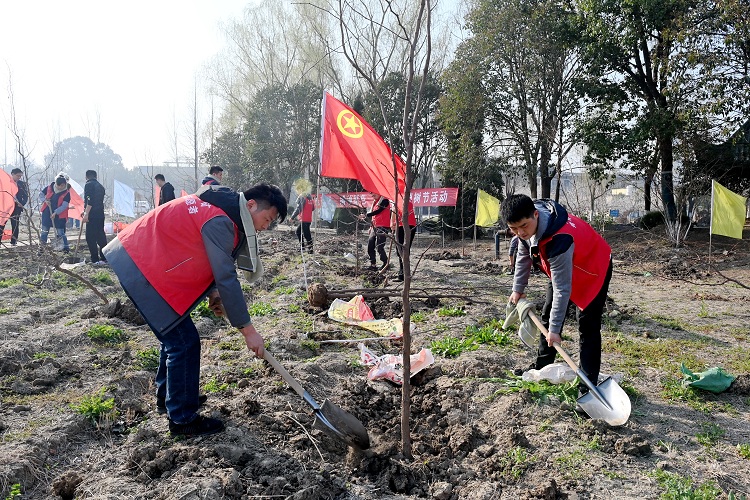 在“3·12”植树节到来之际,煤业公司潘二矿组织青年志愿者在矿区内开展“拥抱蓝天、播种绿色”植树节活动,挖坑、扶苗、填土、浇水……大家在这生机盎然的季节,共同携手为美好潘二增添一抹绿色。(侯洋洋)