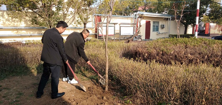 种一棵树,播撒一片绿色。物资采供中心驻铁运公司供应站在库区的绿化带中,栽下一株株树苗,植下一片片新绿,美化环境的同时,为职工带去了丝丝清凉。(顾晶晶 摄)