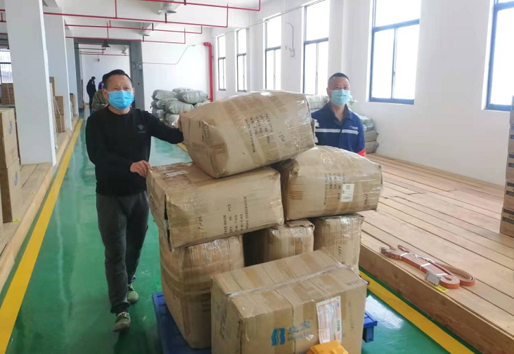 3物资采供中心潘集仓储部组织职工搬运口罩等防疫物资。