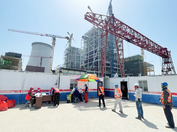 8电力集团潘集电厂项目部在施工点设置核酸检测点,开展全员核酸检测,全面抓紧抓实疫情防控工作。