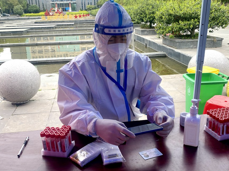 毕金山正在录入核酸检测人员信息