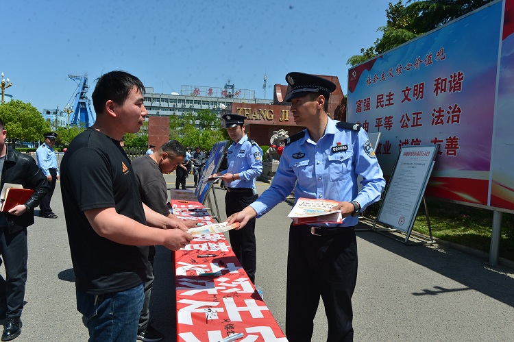 张集矿发放宣传知识手册